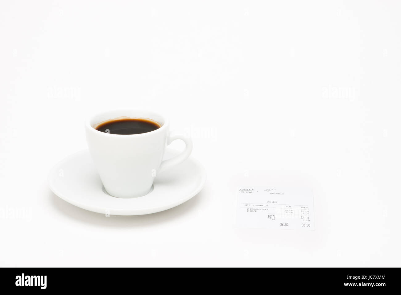 Tasse Kaffee mit Rechnung auf weißem Hintergrund Stockfoto