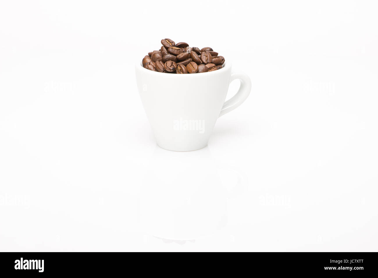 Tasse Kaffee auf weißem Hintergrund mit Reflexion Stockfoto