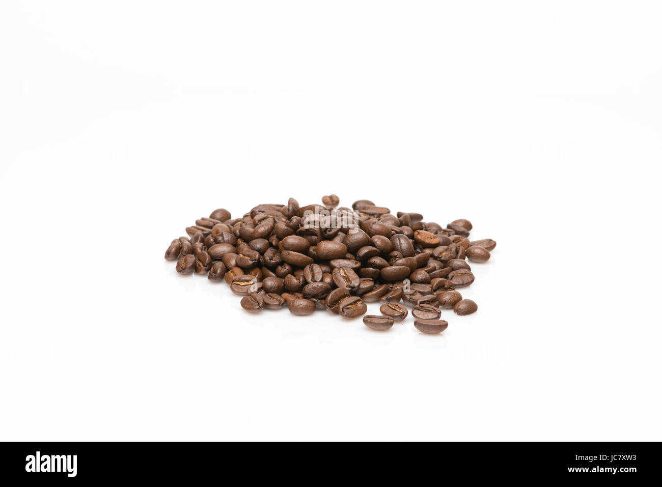 Samen von Kaffee auf weißem Hintergrund mit Reflexion Stockfoto