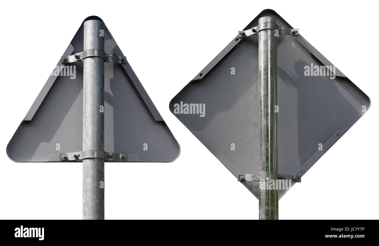 Zwei Metall-Verkehrszeichen - dreieckigen und rautenförmigen - eine Kehrseite. Auf weißen sonnigen Tag im Freien Objekte isoliert Stockfoto