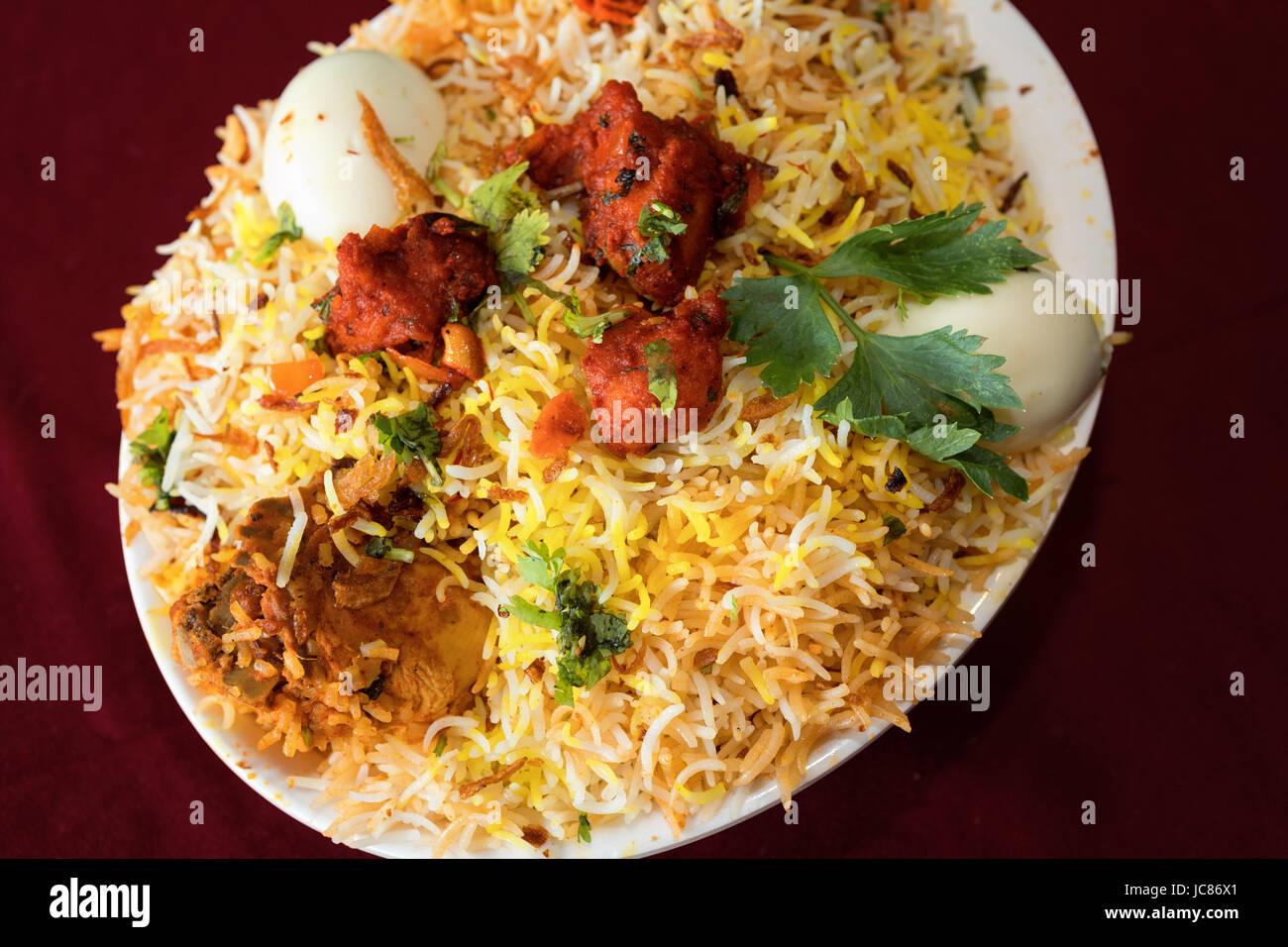 Hyderabadi biryani ist eine Form der biryani, von Hyderabad, Indien. Es in Form von kachay gosht Ki biryani und dum Ki biryani vorbereitet ist. Stockfoto