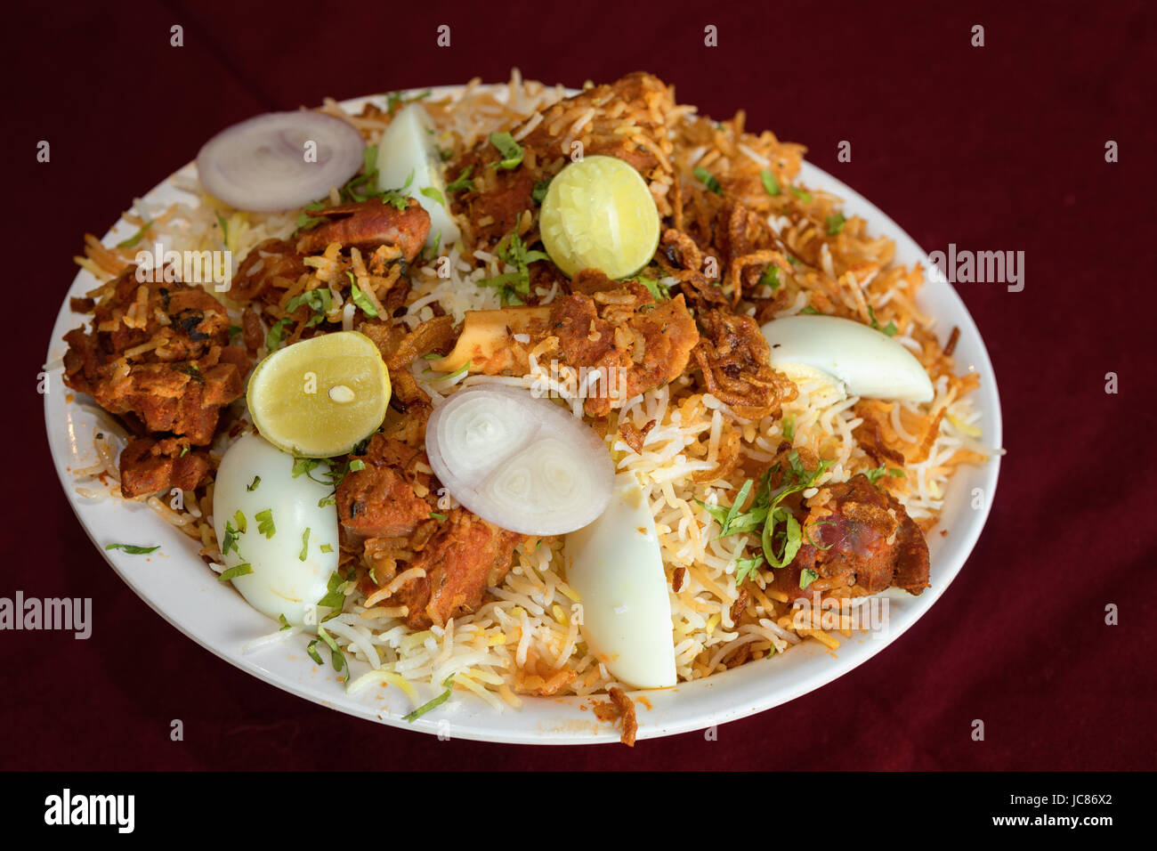 Hyderabadi biryani ist eine Form der biryani, von Hyderabad, Indien. Es in Form von kachay gosht Ki biryani und dum Ki biryani vorbereitet ist. Stockfoto
