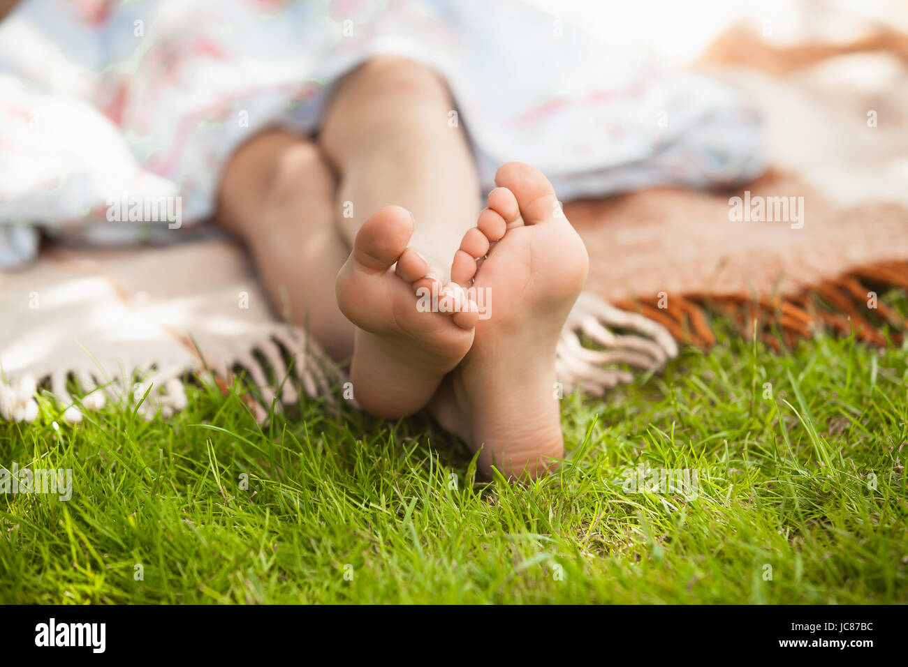 Kleine M dchen F e Liegen Auf Dem Rasen Am Sonnigen Tag kleine-m-dchen-f-e-liegen-auf-dem-rasen-am-sonnigen-tag