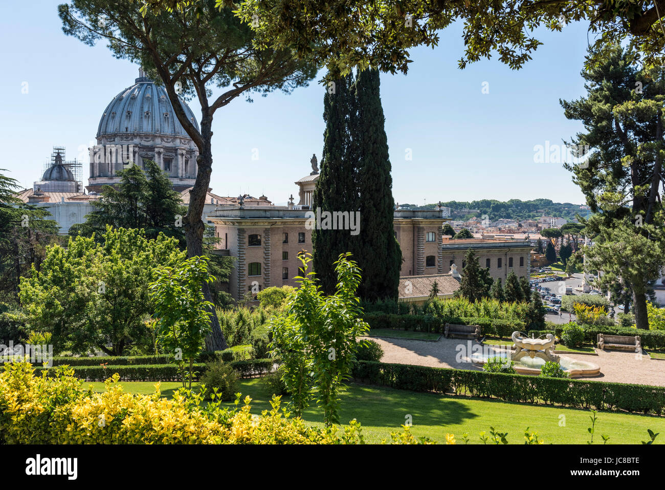 Rom. Italien. Blick auf die Kuppel von St. Peter-Basilika und die Vatikanischen Gärten. Giardini Vaticani. Stockfoto