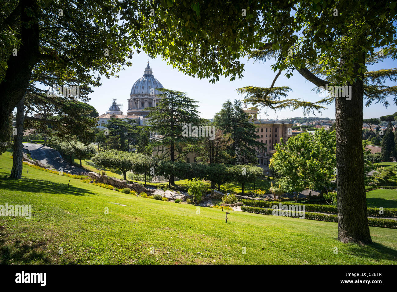 Rom. Italien. Blick auf die Kuppel von St. Peter-Basilika und die Vatikanischen Gärten. Giardini Vaticani. Stockfoto