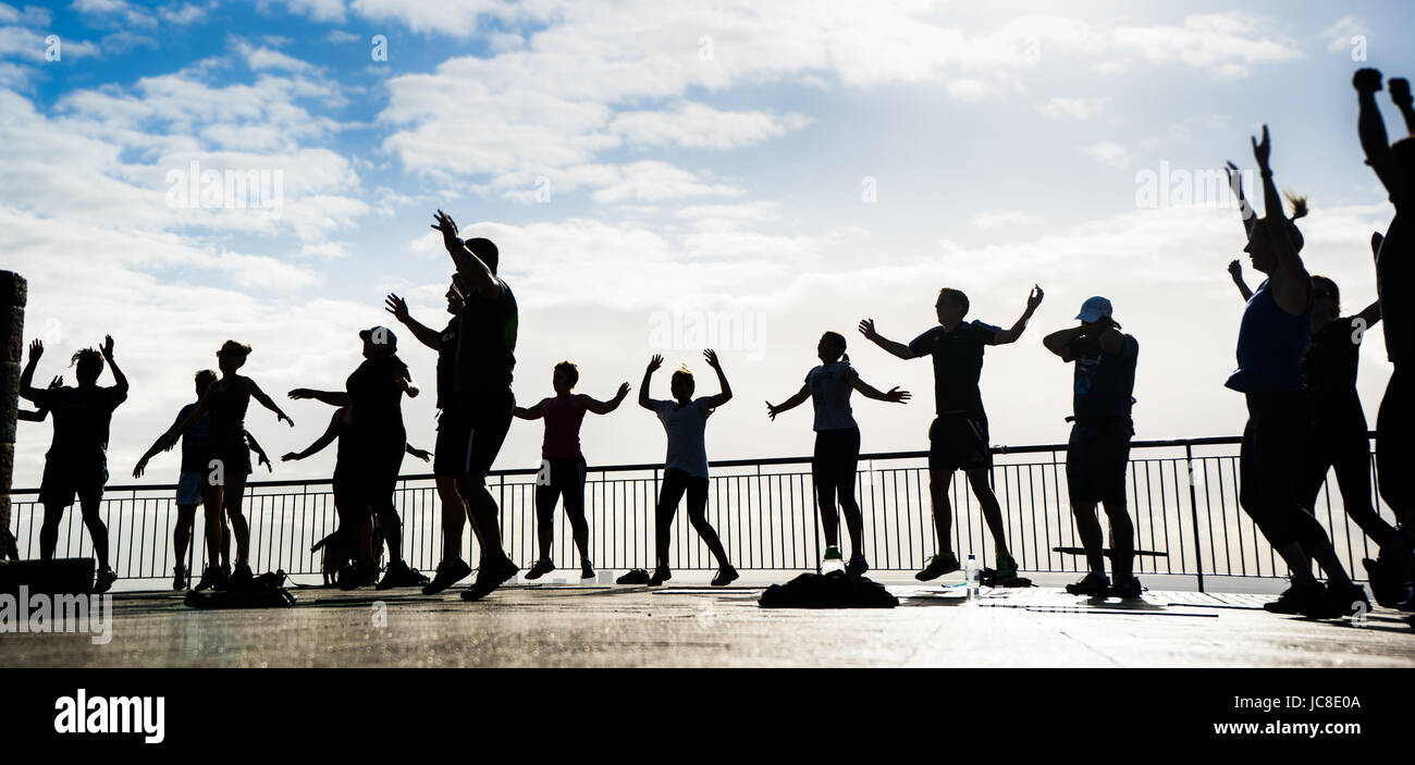 Boot Camp bei Sonnenaufgang auf Mt Cootha Ausübung Stockfoto