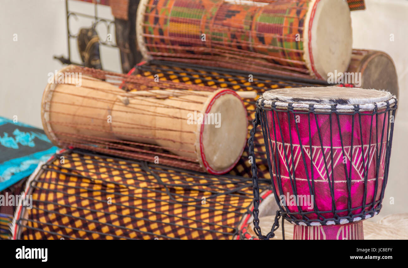 verschiedene afrikanische Trommeln in verschiedenen Größen Stockfoto