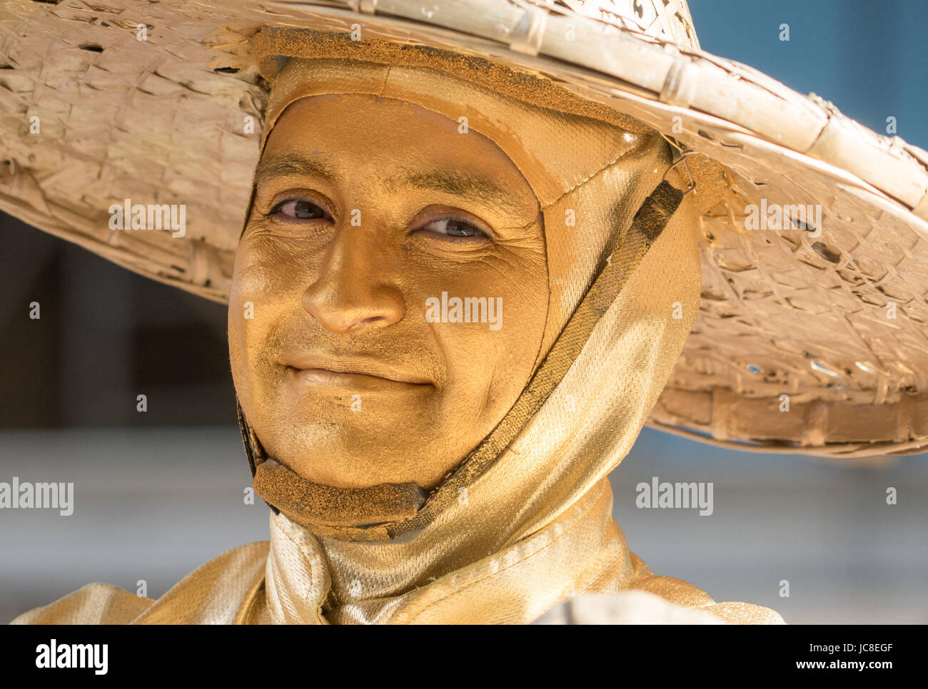 Goldene Mann posiert mit einem großen smike Stockfoto