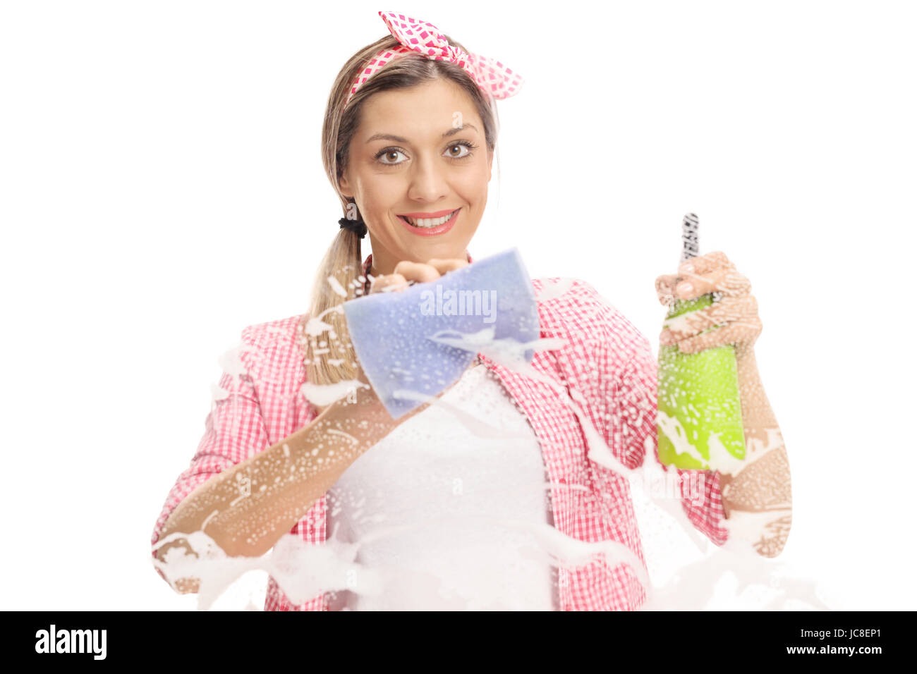 Junge Frau, die Reinigung ein Fenster mit einem Tuch und Reinigungsmittel isoliert auf weißem Hintergrund Stockfoto