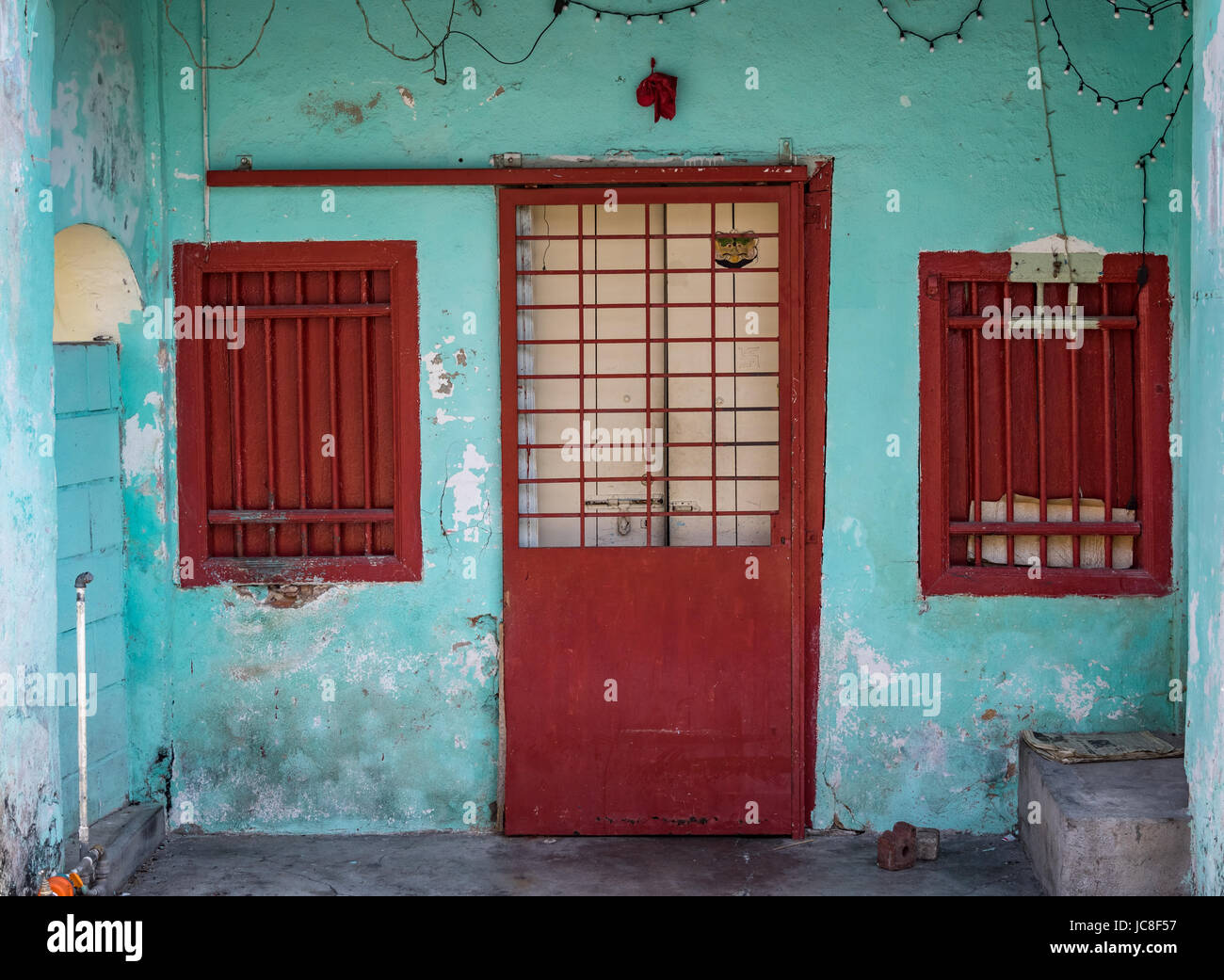 Vorderseite des Hauses, Hauseingang mit Tür und zwei Fenster Altbau in little India George Town, Penang, Malaysia Stockfoto