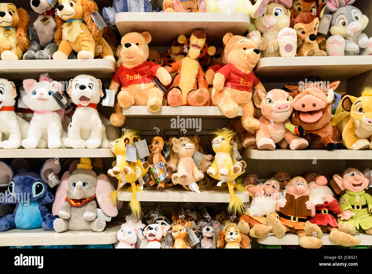 BARCELONA, Spanien - 5. August 2016: Plüschtiere für Kinder beim Verkauf im Disney Store. Stockfoto