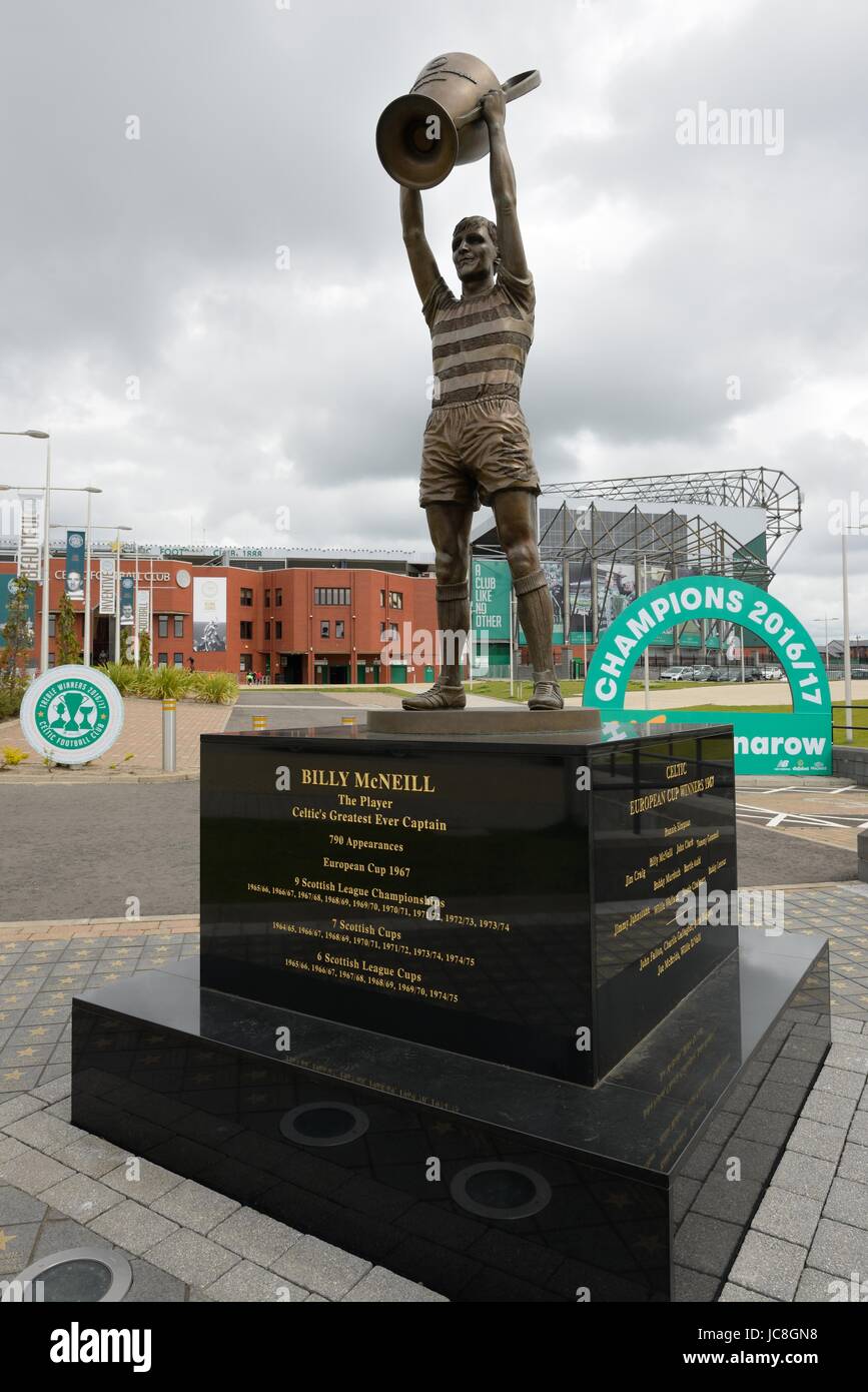 Statue von Billy McNeill, Kapitän und langjähriger Diener des Glasgow Celtic Football Club, den Europapokal der Landesmeister gewann das Team im Jahr 1967 hochhalten. Stockfoto