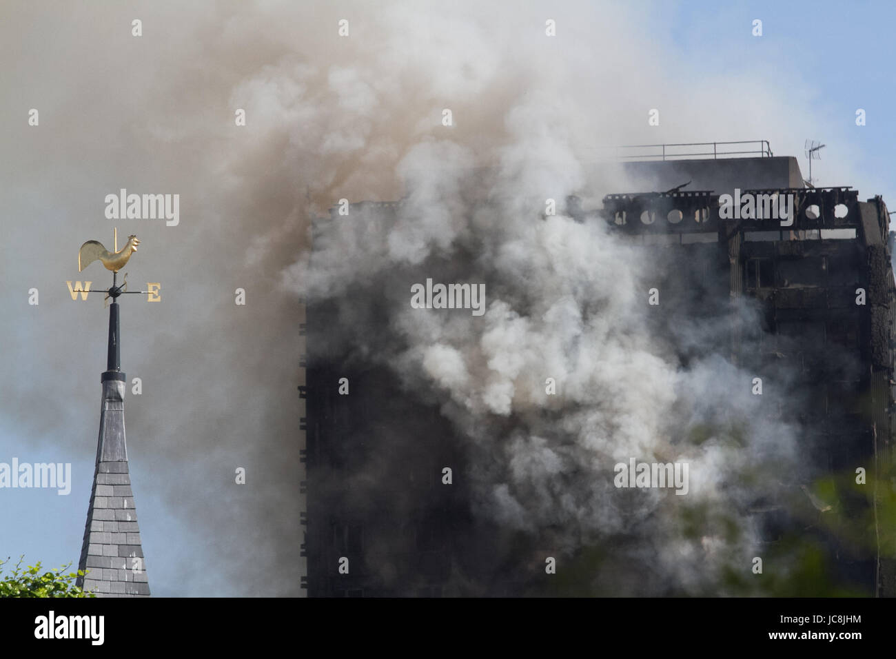 London, UK. 14. Juni 2017. Einem Hochhaus Wohngebäude in Latimer Road West London ist durch riesige Flammen und Rauch durch ein Feuer verschlungen, die nachts begonnen, wie die Bewohner evakuiert werden. Noch gibt es keine Berichte über Opfer Credit: Amer Ghazzal/Alamy Live-Nachrichten Stockfoto