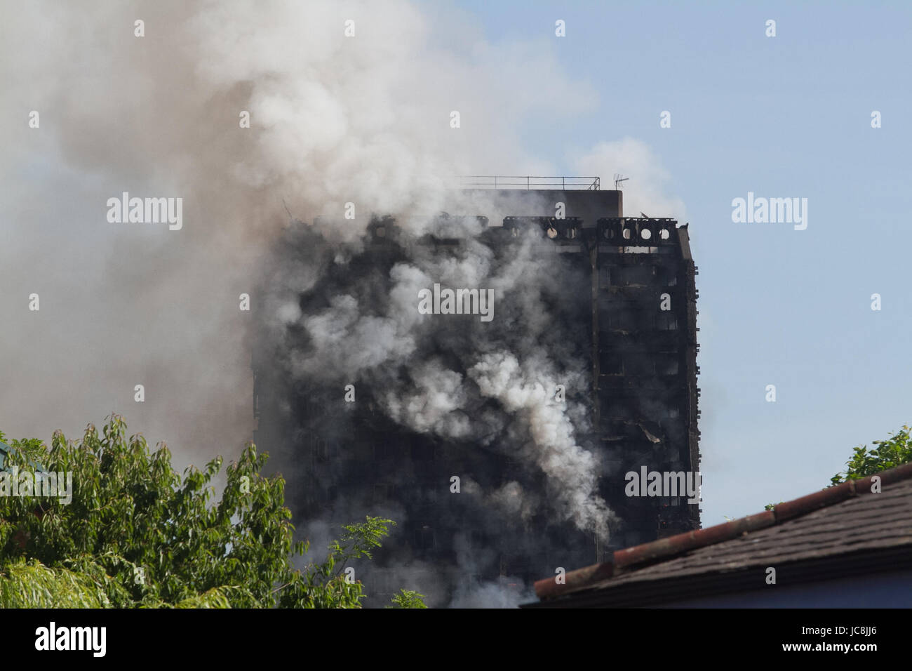 London, UK. 14. Juni 2017. Einem Hochhaus Wohngebäude in Latimer Road West London ist durch riesige Flammen und Rauch durch ein Feuer verschlungen, die nachts begonnen, wie die Bewohner evakuiert werden. Noch gibt es keine Berichte über Opfer Credit: Amer Ghazzal/Alamy Live-Nachrichten Stockfoto