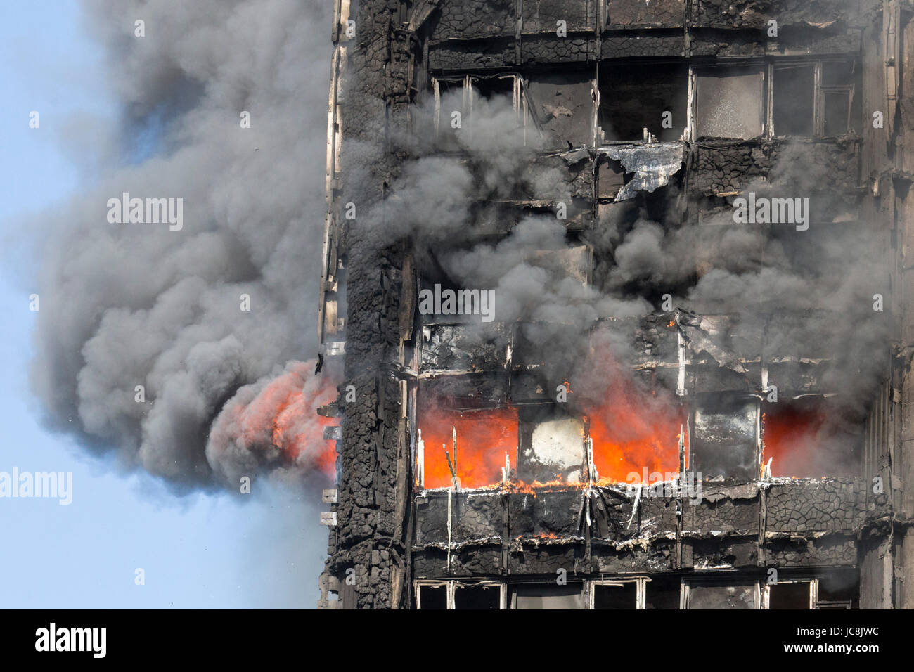 London, UK. 14. Juni 2017. Feuer brennt noch immer im Inneren des Turms um 09:00. Mindestens 50 Personen wurden in fünf Krankenhäuser zur Behandlung wie Hunderte von Einwohnern in der 24-geschossige, 120 flach, Grenfell Tower in North Kensington aus ihren Wohnungen in dem Gebäude evakuiert wurden, die kurz nach 01:15 gefangen Feuer. Viele Opfer sind zu erwarten. Bildnachweis: Bettina Strenske/Alamy Live-Nachrichten Stockfoto