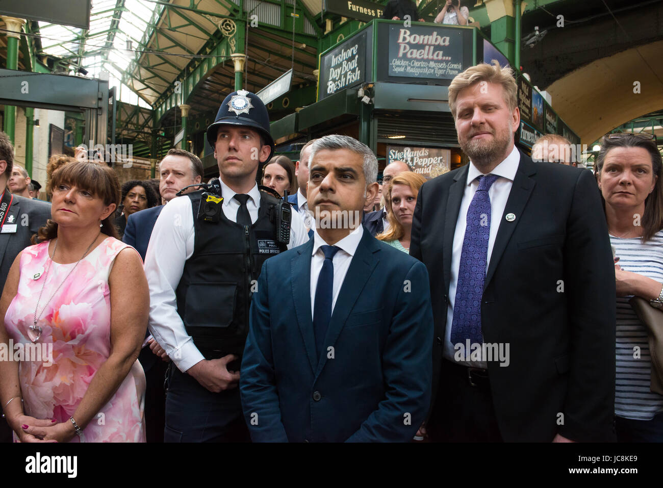 London, UK. 14. Juni 2017. Londoner Bürgermeister Sadiq Khan im Borough Market als es öffnet erneut der Öffentlichkeit nach dem Terroranschlag. Borough Market offen für die öffentlichen folgende 3. Juni Terror-Anschlag. Acht Menschen wurden getötet und 48 verletzt in Terroranschläge auf London Bridge und Borough Market. Bildnachweis: Michael Tubi/Alamy Live-Nachrichten Stockfoto