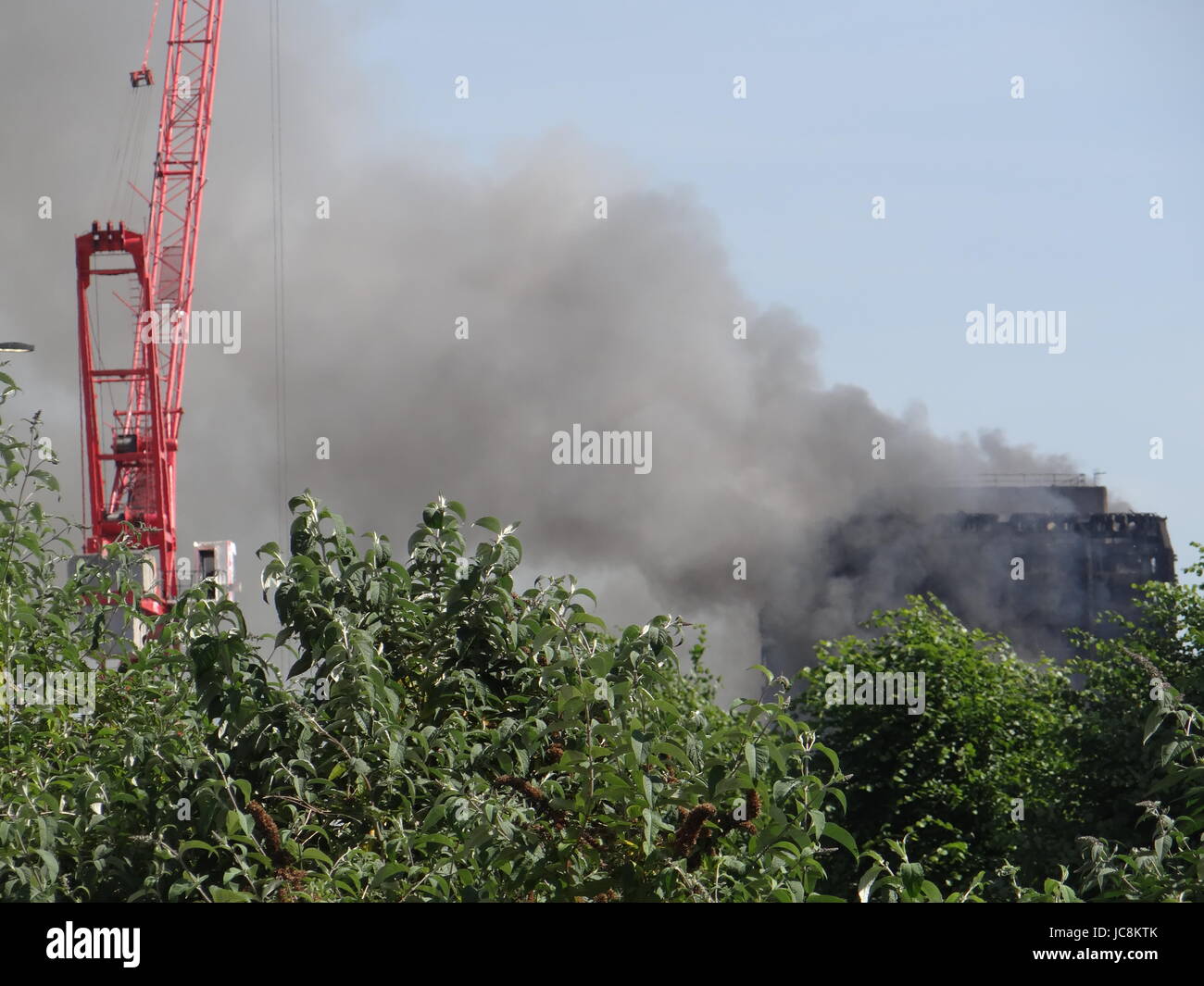 London, UK. 14. Juni 2017. Feuerwehrleute versuchen, He Feuer im Westen Londons zu stoppen, wo Grenfell Turm über Nacht, Meannwhile blazing war, die North Kensington im Verkehr stecken geblieben, da einige der Straßen durch die Wahrscheinlichkeit des Gebäudeeinsturz, London, UK geschlossen wurden. Bildnachweis: Nastia M/Alamy Live-Nachrichten Stockfoto