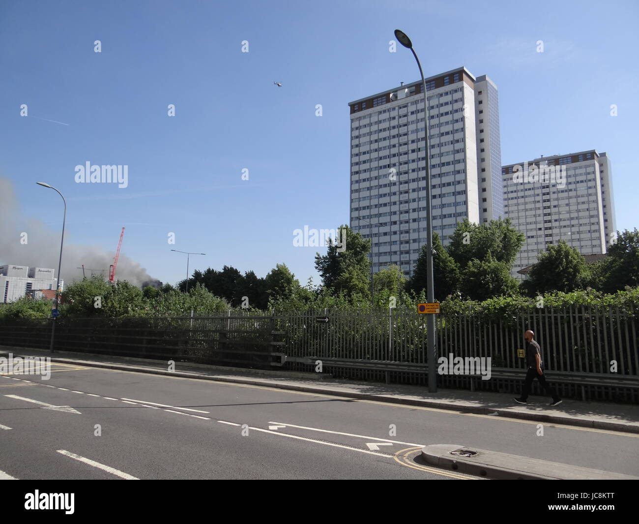 London, UK. 14. Juni 2017. Feuerwehrleute versuchen, He Feuer im Westen Londons zu stoppen, wo Grenfell Turm über Nacht, Meannwhile blazing war, die North Kensington im Verkehr stecken geblieben, da einige der Straßen durch die Wahrscheinlichkeit des Gebäudeeinsturz, London, UK geschlossen wurden. Bildnachweis: Nastia M/Alamy Live-Nachrichten Stockfoto