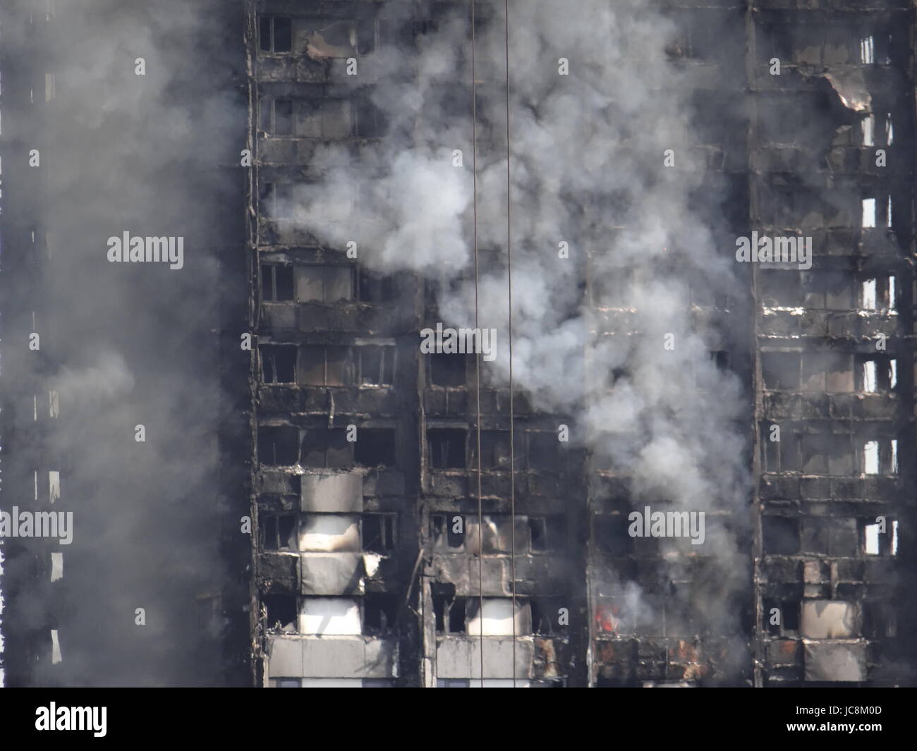 London, UK. 14. Juni 2017. Feuerwehrleute versuchen, He Feuer im Westen Londons zu stoppen, wo Grenfell Turm über Nacht, Meannwhile blazing war, die North Kensington im Verkehr stecken geblieben, da einige der Straßen durch die Wahrscheinlichkeit des Gebäudeeinsturz, London, UK geschlossen wurden. Bildnachweis: Nastia M/Alamy Live-Nachrichten Stockfoto