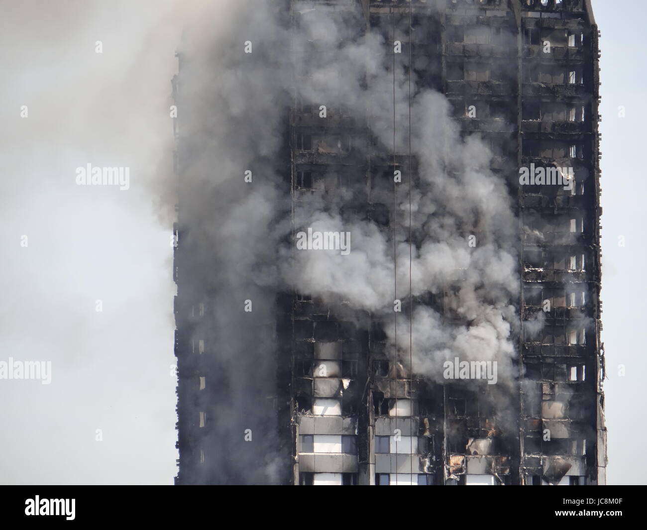 London, UK. 14. Juni 2017. Feuerwehrleute versuchen, He Feuer im Westen Londons zu stoppen, wo Grenfell Turm über Nacht, Meannwhile blazing war, die North Kensington im Verkehr stecken geblieben, da einige der Straßen durch die Wahrscheinlichkeit des Gebäudeeinsturz, London, UK geschlossen wurden. Bildnachweis: Nastia M/Alamy Live-Nachrichten Stockfoto