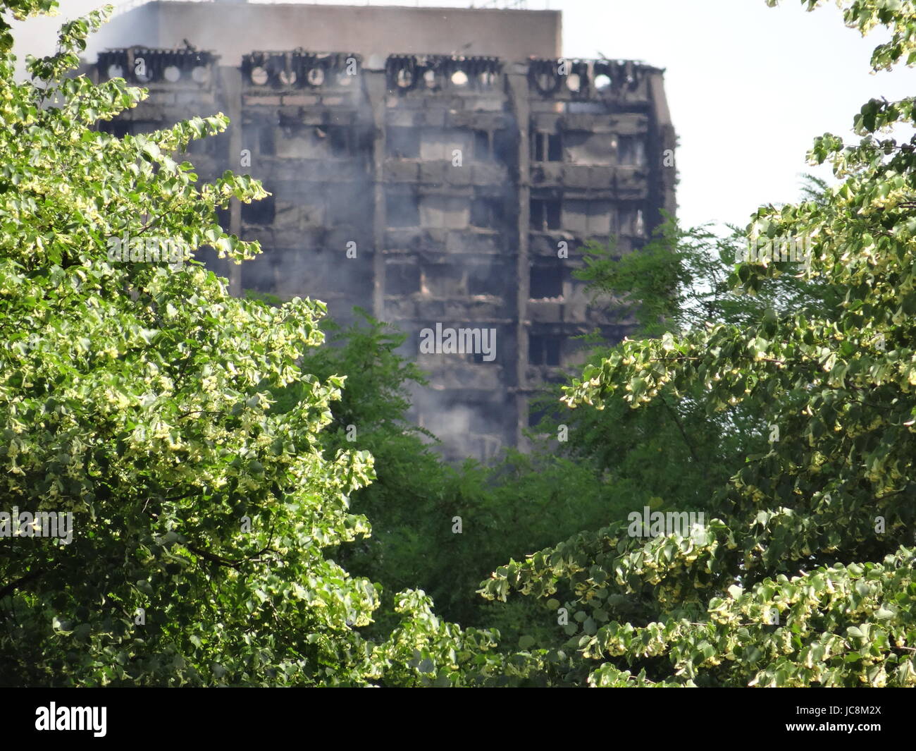 Feuerwehrleute versuchen, He Feuer im Westen Londons zu stoppen, wo die Grenfell Turm über Nacht, in der Zwischenzeit North Kensington im Verkehr stecken lodernden wurde, wie einige der Straßen aufgrund der Wahrscheinlichkeit der Gebäudeeinsturz, London, UK geschlossen wurden Stockfoto