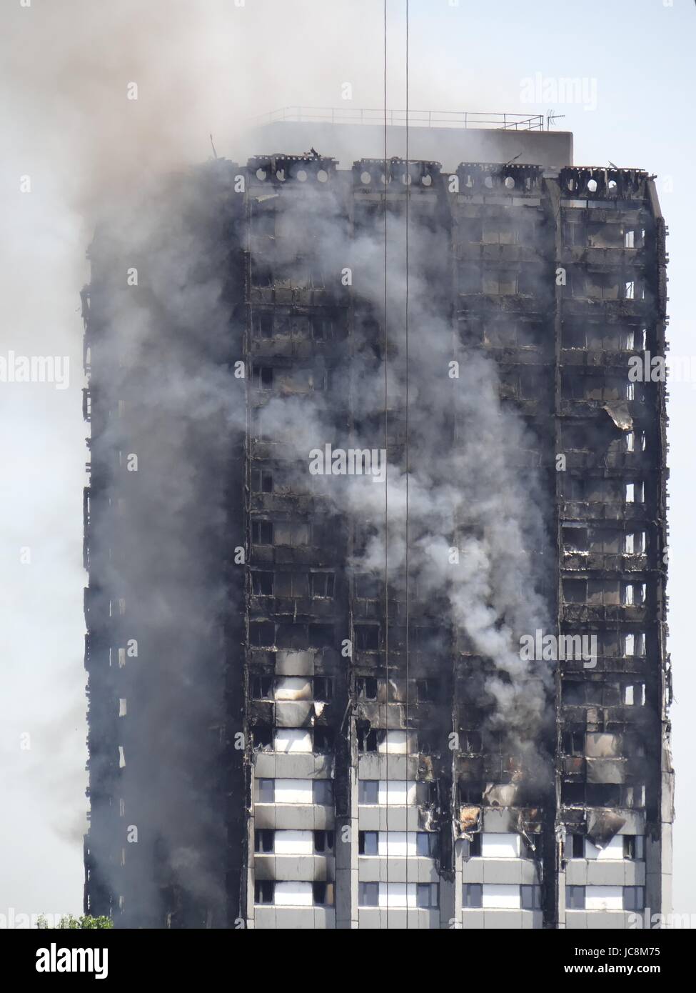 Feuerwehrleute versuchen, He Feuer im Westen Londons zu stoppen, wo die Grenfell Turm über Nacht, in der Zwischenzeit North Kensington im Verkehr stecken lodernden wurde, wie einige der Straßen aufgrund der Wahrscheinlichkeit der Gebäudeeinsturz, London, UK geschlossen wurden Stockfoto