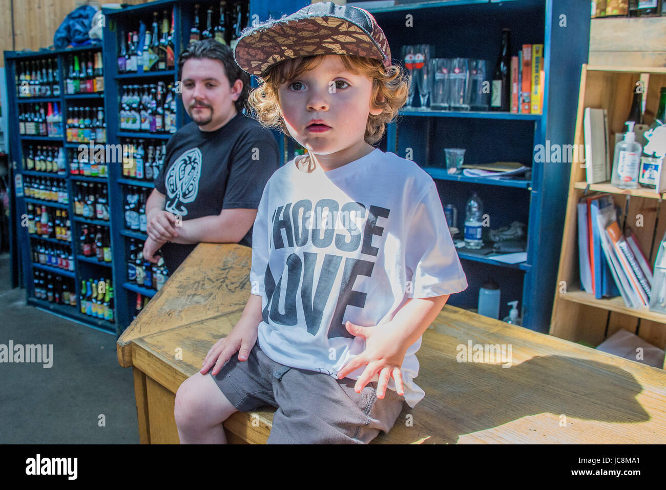 London, UK. 14. Juni 2017. Ein kleiner Junge mit einem wählen Sie Liebe T-shirt erfolgt auf einer Tour von seinem Vater, Makronen, Bier, Saft und Eis zu kaufen - die Markt-Wiedereröffnung ist geprägt durch das Läuten der Glocke und wird vom Bürgermeister Sadiq Khan besucht. Touristen und einheimische Flut bald zurück, um den Bereich wieder zum Leben zu erwecken. London-14. Juni 2017-Credit: Guy Bell/Alamy Live-Nachrichten Stockfoto