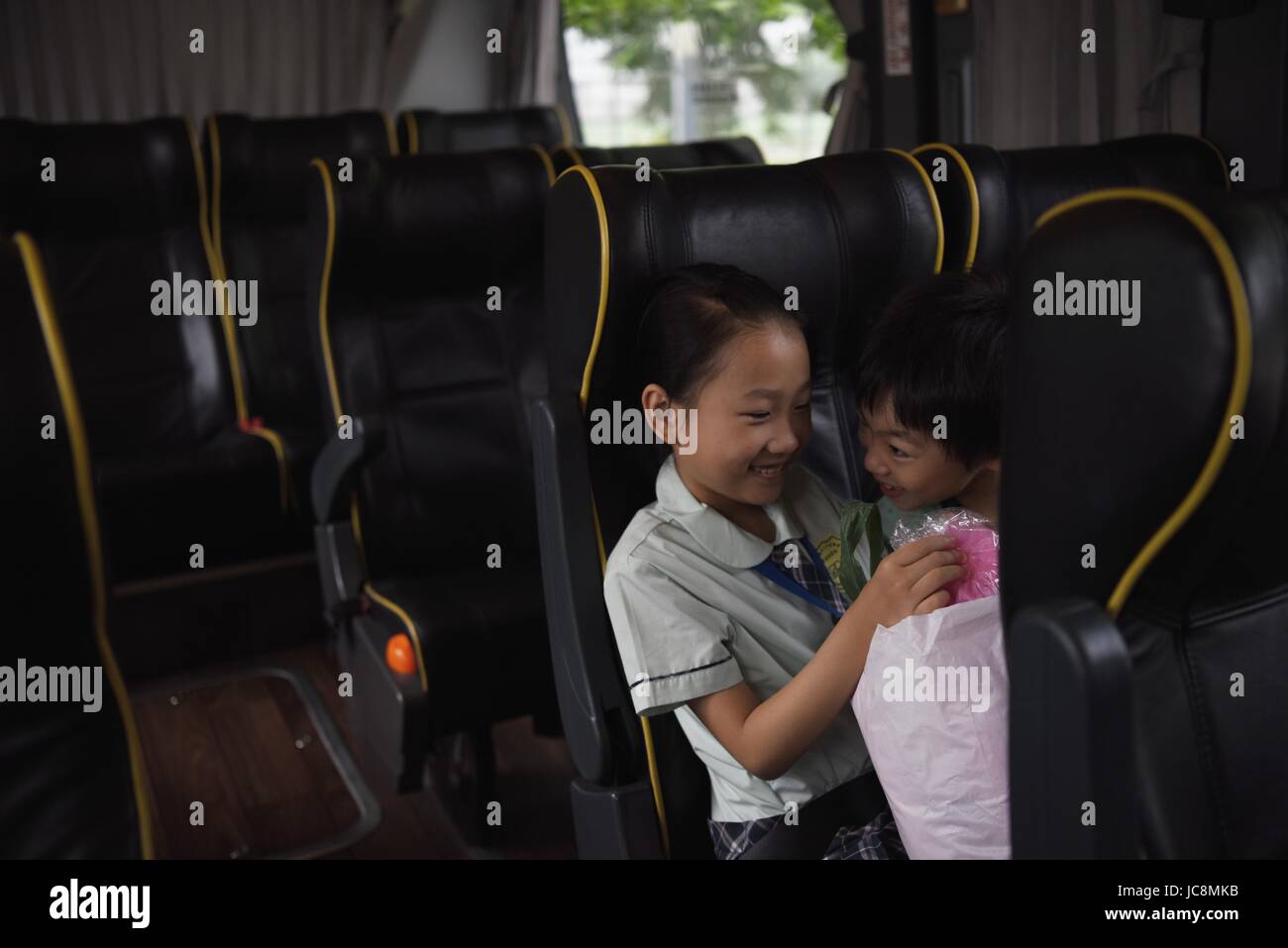 (170614) - HONG KONG, 14. Juni 2017 (Xinhua)--Wen Han Gespräche mit ihrer Klassenkameradin in Hongkong, Südchina, 12. Mai 2017. So weit reisen etwa 30.000 junge Studenten durch den Hafen von Shenzhen täglich um in Hong Kong zur Schule gehen.  (Xinhua/Wang Shen) (Zhs) Stockfoto