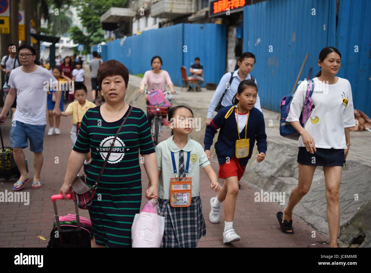 (170614) - HONG KONG, 14. Juni 2017 (Xinhua)--Mutter und Wen Han laufen in Shenzhen Futian Hafen von Shenzhen, Guangdong Provinz Süd-China, 12. Mai 2017. So weit reisen etwa 30.000 junge Studenten durch den Hafen von Shenzhen täglich um in Hong Kong zur Schule gehen.  (Xinhua/Wang Shen) (Zhs) Stockfoto