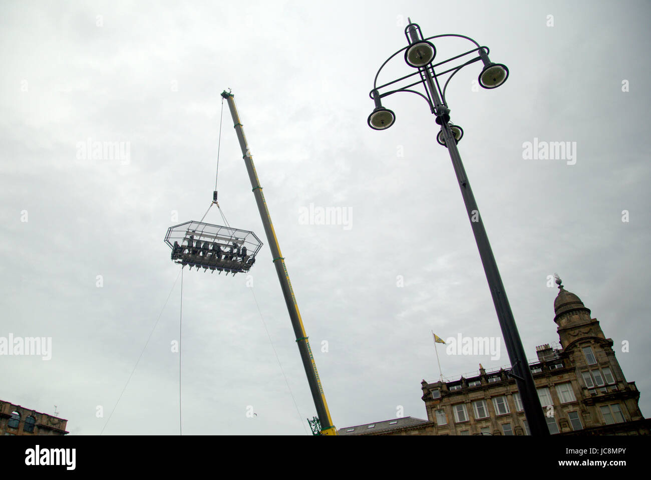 Glasgow, Schottland. 14. Juni 2017. Das "fliegende Restaurant" wurde heute in George Square von den Ereignissen in der Sky-Gesellschaft eingerichtet. Glasgower werden in den Himmel, Kuchen essen können wie die besten Restaurants der Stadt Mahlzeiten für Gäste, die hoch über der Stadt für die nächste Woche schwebende dienen. Kredit Gerard Fähre/Alamy Live-Nachrichten Stockfoto