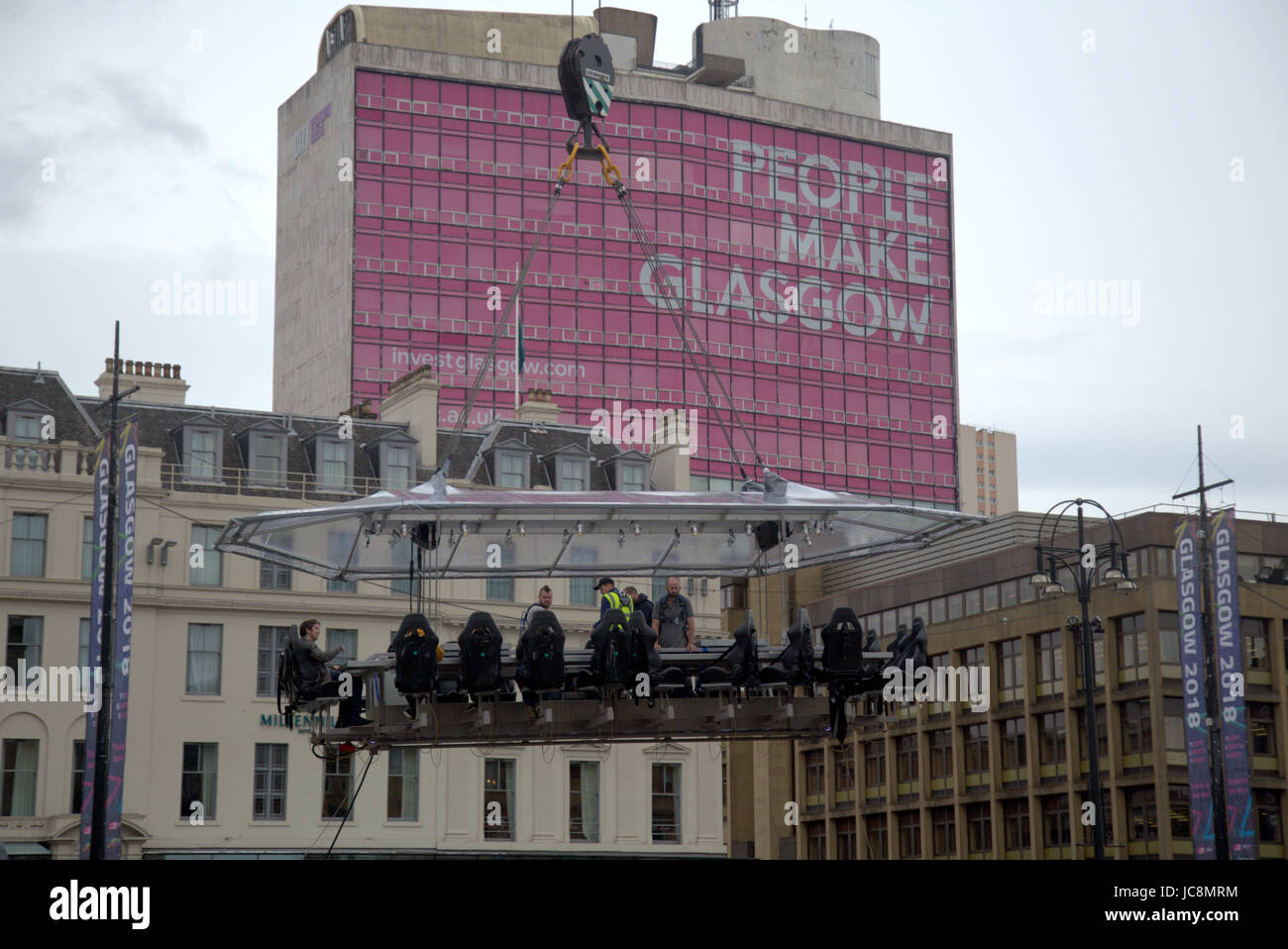 Glasgow, Schottland. 14. Juni 2017. Das "fliegende Restaurant" wurde heute in George Square von den Ereignissen in der Sky-Gesellschaft eingerichtet. Glasgower werden in den Himmel, Kuchen essen können wie die besten Restaurants der Stadt Mahlzeiten für Gäste, die hoch über der Stadt für die nächste Woche schwebende dienen. Kredit Gerard Fähre/Alamy Live-Nachrichten Stockfoto