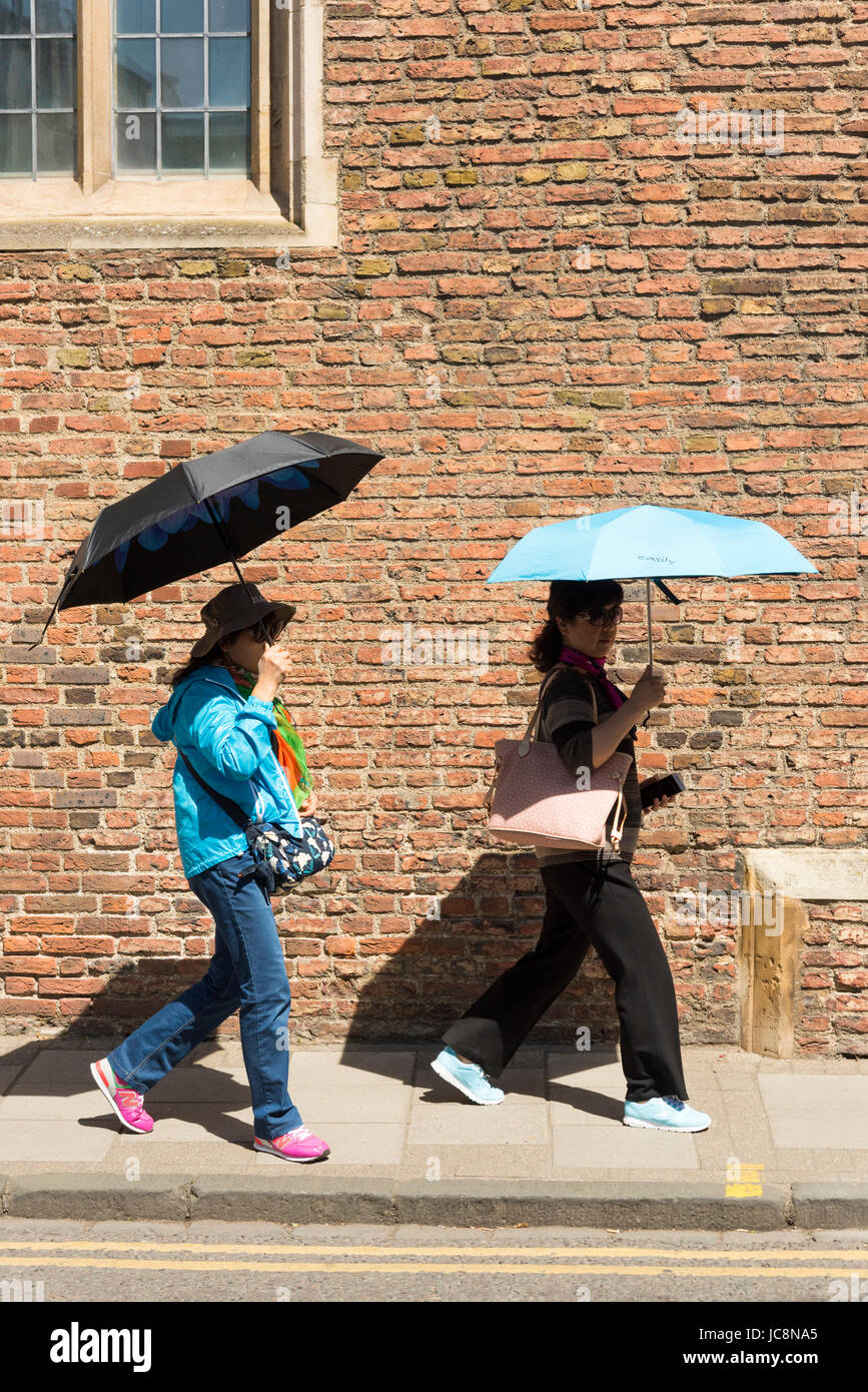 Cambridge, UK. 14. Juni 2017. Touristen-Schutz vor der Sonne unter den Sonnenschirmen im warmen sonnigen Wetter Temperaturen dürften heute den hohen 20ern Grad Celsius steigen. Bildnachweis: Julian Eales/Alamy Live-Nachrichten Stockfoto