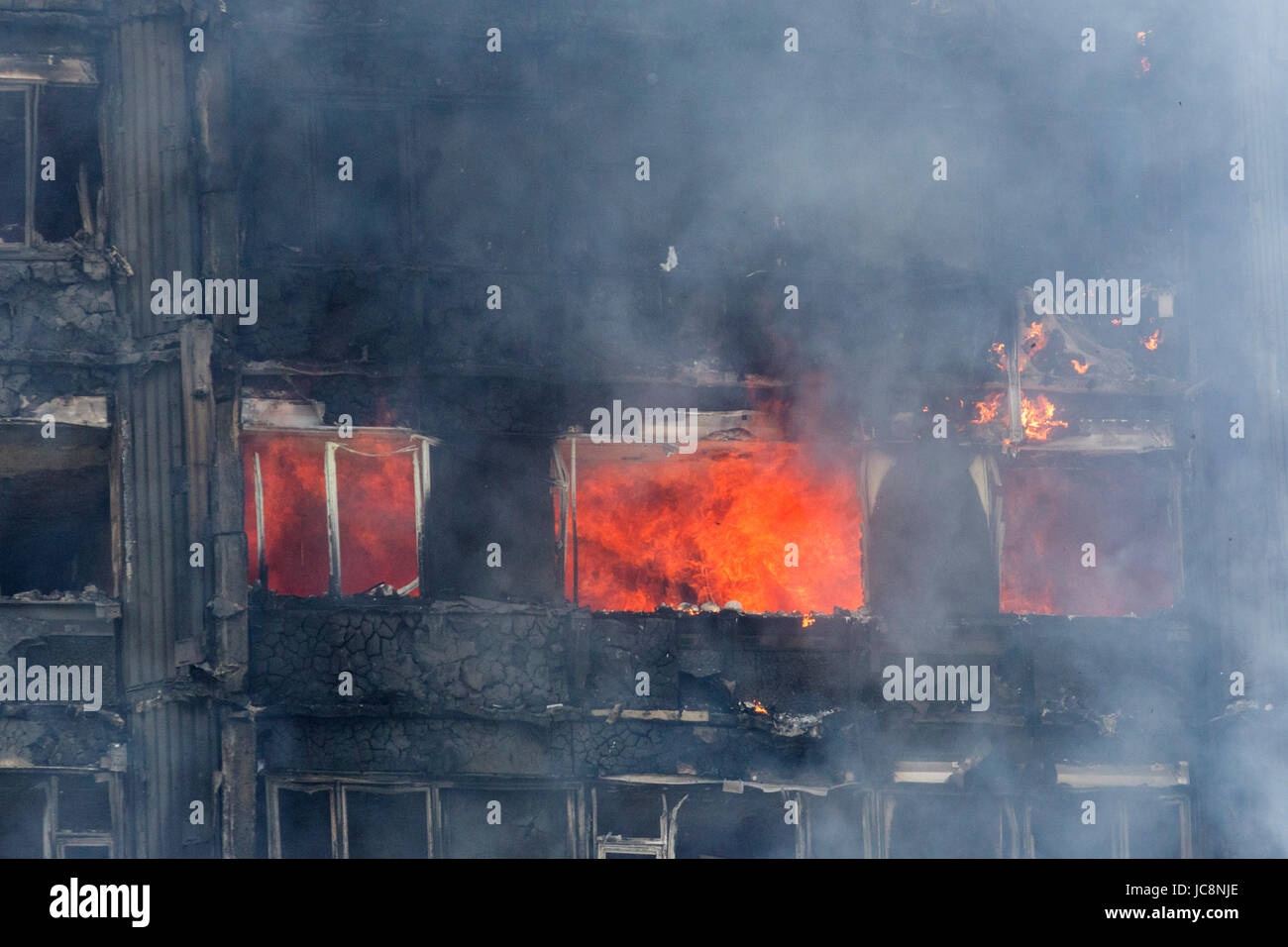 London, UK. 14. Juni 2017. Mindestens 50 Personen wurden in fünf Krankenhäuser zur Behandlung wie Hunderte von Einwohnern in die 27-stöckiges 120 flach, Grenfell Tower in North Kensington/Notting Hill aus ihren Wohnungen in dem Gebäude evakuiert wurden, die kurz nach 01:15 gefangen Feuer. Foto: Bettina Strenske/Alamy Live-Nachrichten Stockfoto