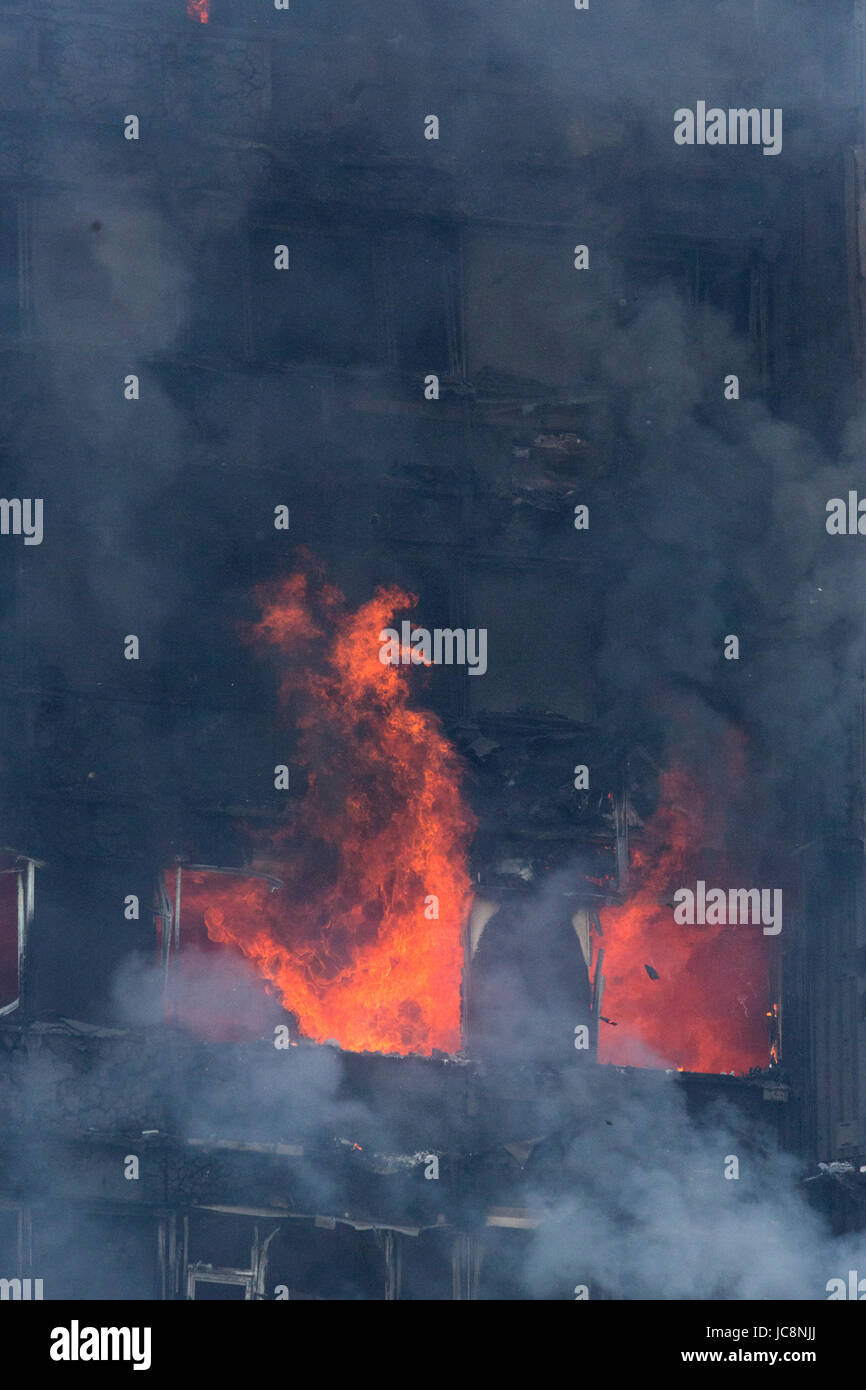 London, UK. 14. Juni 2017. Mindestens 50 Personen wurden in fünf Krankenhäuser zur Behandlung wie Hunderte von Einwohnern in die 27-stöckiges 120 flach, Grenfell Tower in North Kensington/Notting Hill aus ihren Wohnungen in dem Gebäude evakuiert wurden, die kurz nach 01:15 gefangen Feuer. Foto: Bettina Strenske/Alamy Live-Nachrichten Stockfoto