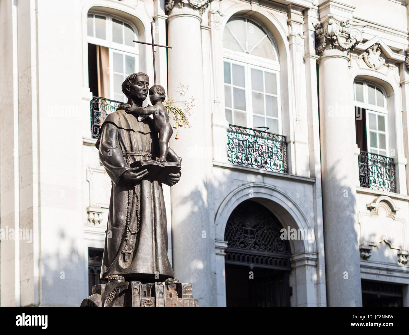 Lissabon, Portugal. 13. Juni 2017. Statue des Heiligen Antonius von Lissabon vor der St. Antonius-Kirche in Lissabon. Bildnachweis: Magdalena Paluchowska/Alamy Live-Nachrichten Stockfoto