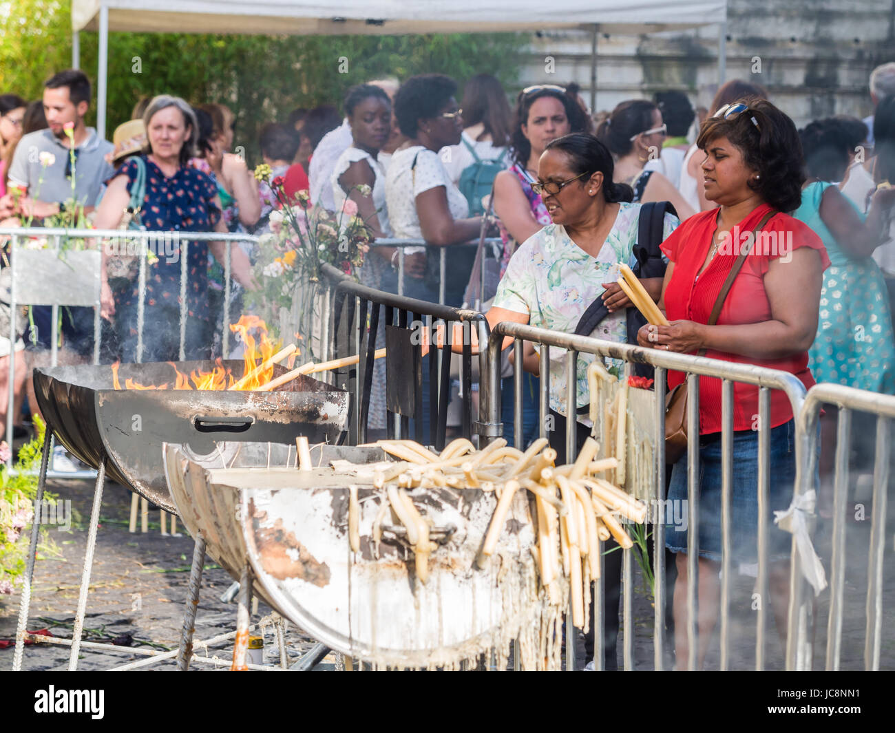 Lissabon, Portugal. 13. Juni 2017. Menschen, die brennenden Kerzen auf Saint Anhony Feier in Lissabon. Bildnachweis: Magdalena Paluchowska/Alamy Live-Nachrichten Stockfoto