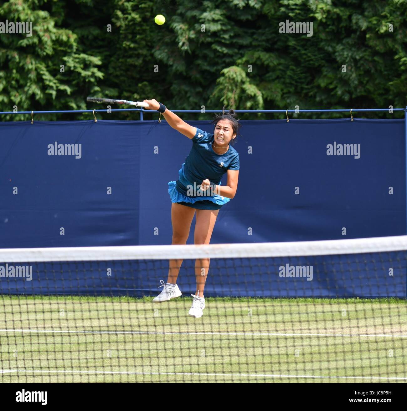 Manchester, UK. 14. Juni 2017. Zarina Dyas (Kasachstan) dient bei ihrem 6: 4, 6: 1-Sieg über Emily Webley-Smith (GB) in der ersten Runde der Aegon Manchester Trophy in The Northern Tennis und Squash Club, West Didsbury, Manchester. Bildnachweis: John Fryer/Alamy Live-Nachrichten Stockfoto