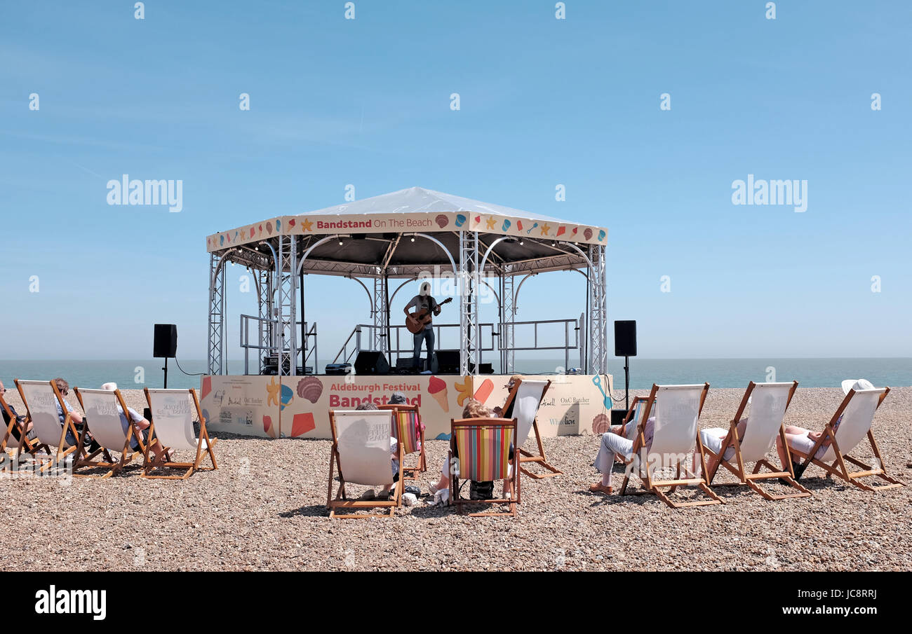 Aldeburgh Suffolk, UK. 14. Juni 2017. Besucher genießen die heißen, sonnigen Wetter und ein Konzert im Musikpavillon am Strand entlang Aldeburgh Strandpromenade, die ihre jährliche Musik- und Kunstfestival gehört. Heißes, sonniges Wetter wird voraussichtlich um in ganz Großbritannien wieder in den nächsten Tagen mit Temperaturen bis zu 28 Grad in einigen Teilen Kredit zu verbreiten: Simon Dack/Alamy Live News Stockfoto