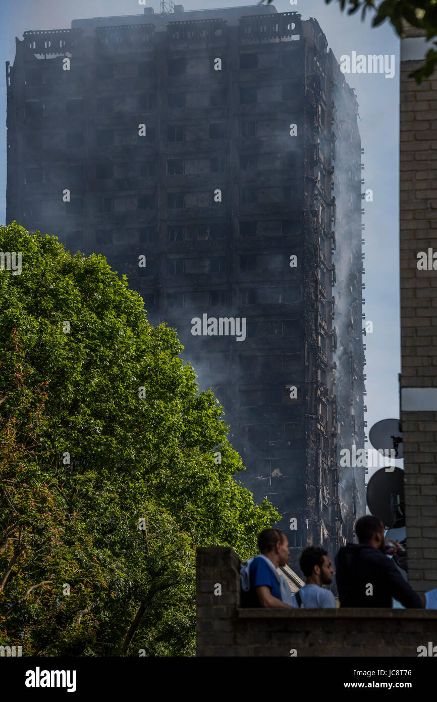 London, UK. 14. Juni 2017. Grenfell Tower - die verkohlten Überreste des Hochhauses, die letzte Nacht in North Kensington in der Nähe von u-Bahnstation Latimer Road in geraten Brand. London 14. Juni 2017. Bildnachweis: Guy Bell/Alamy Live-Nachrichten Stockfoto