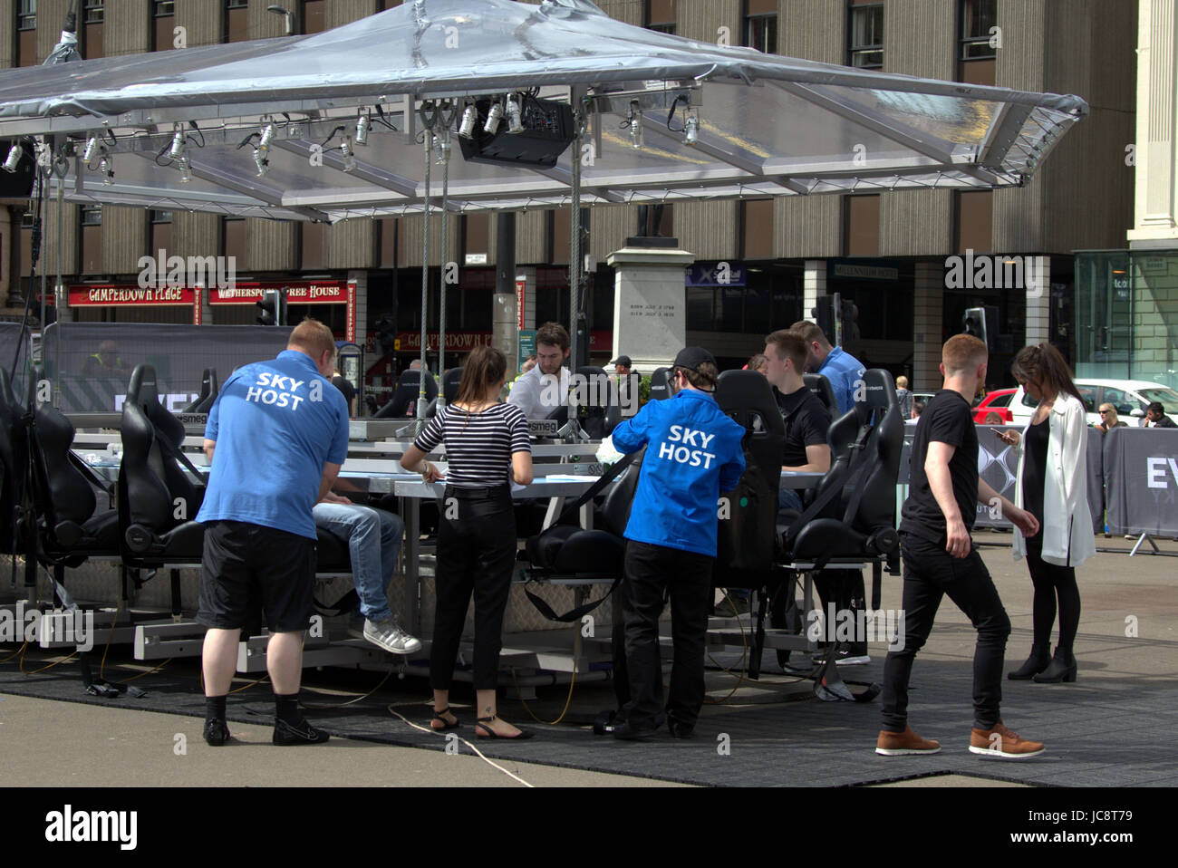 Glasgow, Schottland. 14. Juni. Das "fliegende Restaurant" wurde heute in George Square von den Ereignissen in der Sky-Gesellschaft eingerichtet. Glasgower werden in den Himmel, Kuchen essen können wie die besten Restaurants der Stadt Mahlzeiten für Gäste, die hoch über der Stadt für die nächste Woche schwebende dienen. Kredit Gerard Fähre/Alamy Live-Nachrichten Stockfoto