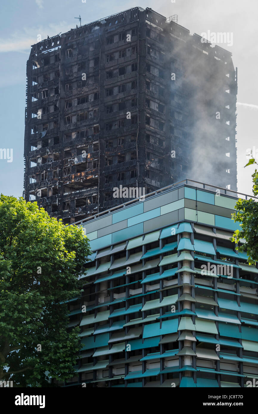 London, UK. 14. Juni 2017. Die nahe gelegenen Schule ist angeblich mit dem gleichen Material wie der Turm verkleidet. Grenfell Tower - die verkohlten Überreste des Hochhauses, die letzte Nacht in North Kensington in der Nähe von u-Bahnstation Latimer Road in geraten Brand. London 14. Juni 2017. Bildnachweis: Guy Bell/Alamy Live-Nachrichten Stockfoto