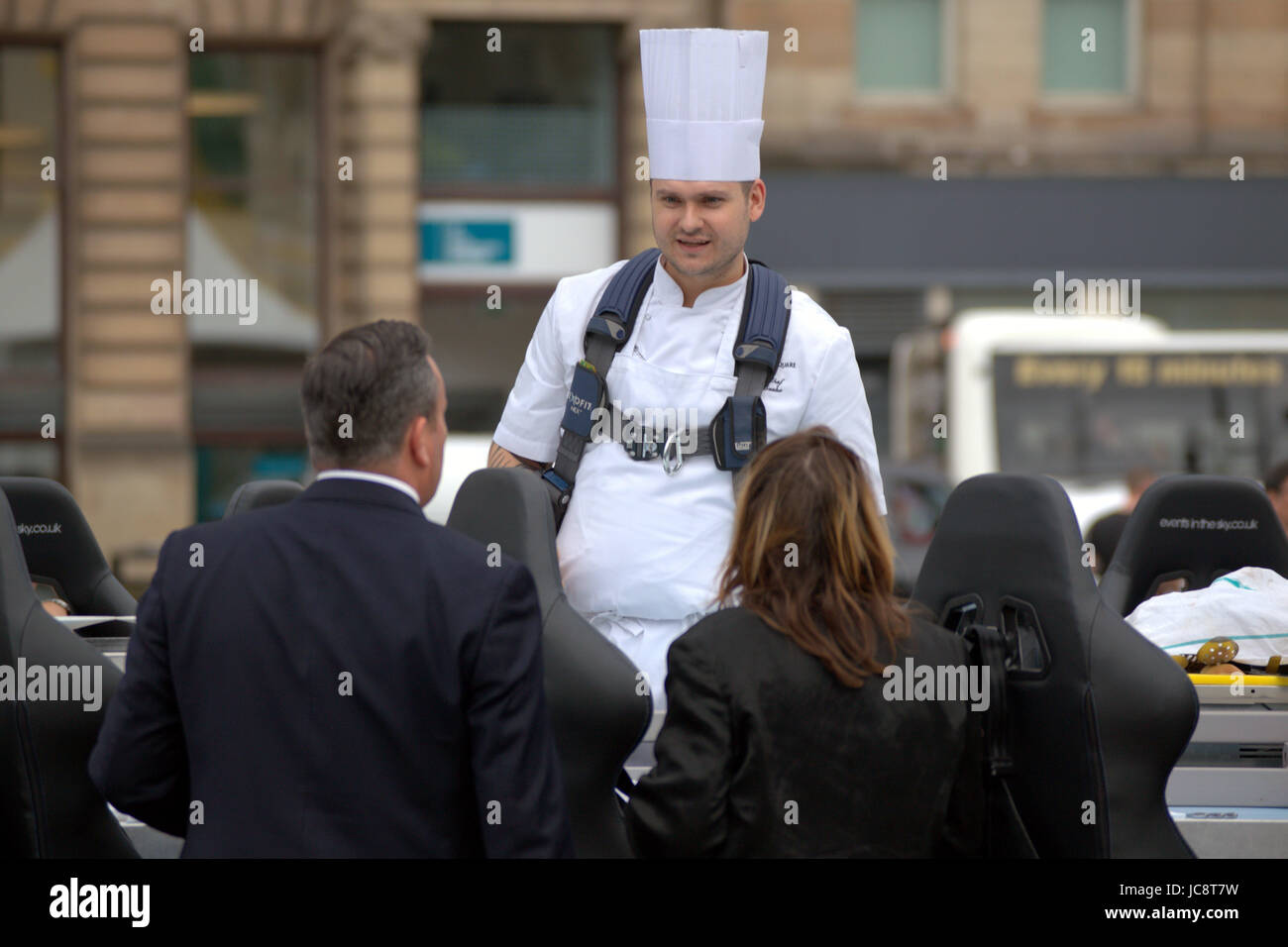 Glasgow, Schottland. 14. Juni. Das "fliegende Restaurant" wurde heute in George Square von den Ereignissen in der Sky-Gesellschaft eingerichtet. Glasgower werden in den Himmel, Kuchen essen können wie die besten Restaurants der Stadt Mahlzeiten für Gäste, die hoch über der Stadt für die nächste Woche schwebende dienen. Kredit Gerard Fähre/Alamy Live-Nachrichten Stockfoto