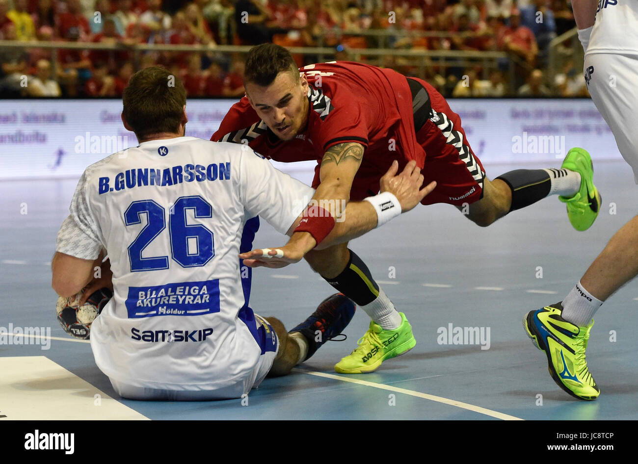 Brno, Tschechische Republik. 14. Juni 2017. Von links Bjarki Mar Gunnarsson Island und tschechischen Roman Becvar in Aktion während der Qualifikation der Europäischen Handball-Weltmeisterschaft: Tschechien Vs Island in Brno, Tschechische Republik, 14. Juni 2017. Bildnachweis: Vaclav Salek/CTK Foto/Alamy Live-Nachrichten Stockfoto