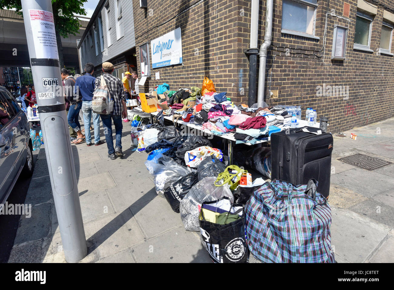 London, UK.  14. Juni 2017. Spenden in Form von Kleidung für die Vertriebenen durch die Feuer sind in der Latymer Community Church gesehen.  Grenfell Tower in der Nähe von Latimer Road im Westen von London war in ein riesiges Feuer der vergangenen Nacht verschlungen was in mindestens zwölf Todesopfer mit vielen mehr in kritischem Zustand.   Bildnachweis: Stephen Chung / Alamy Live News Stockfoto