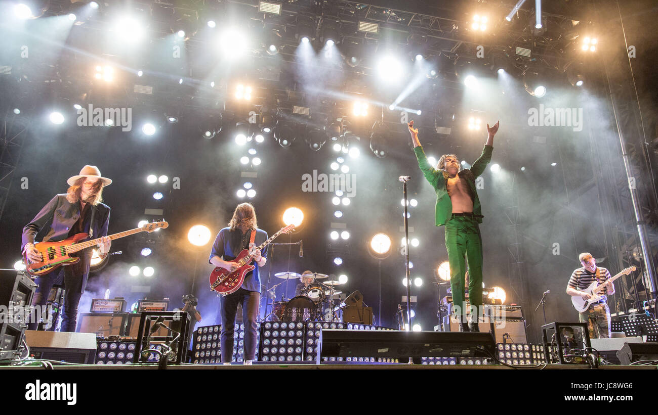 Manchester, Tennessee, USA. 10. Juni 2017. DANIEL TICHENOR, NICK BOCKRATH, JARED CHAMPION, MATT SHULTZ und BRAD SHULTZ der Käfig der Elefant während Bonnaroo Music and Arts Festival im großen Bühne Park in Manchester, Tennessee Credit: Daniel DeSlover/ZUMA Draht/Alamy Live-Nachrichten Stockfoto