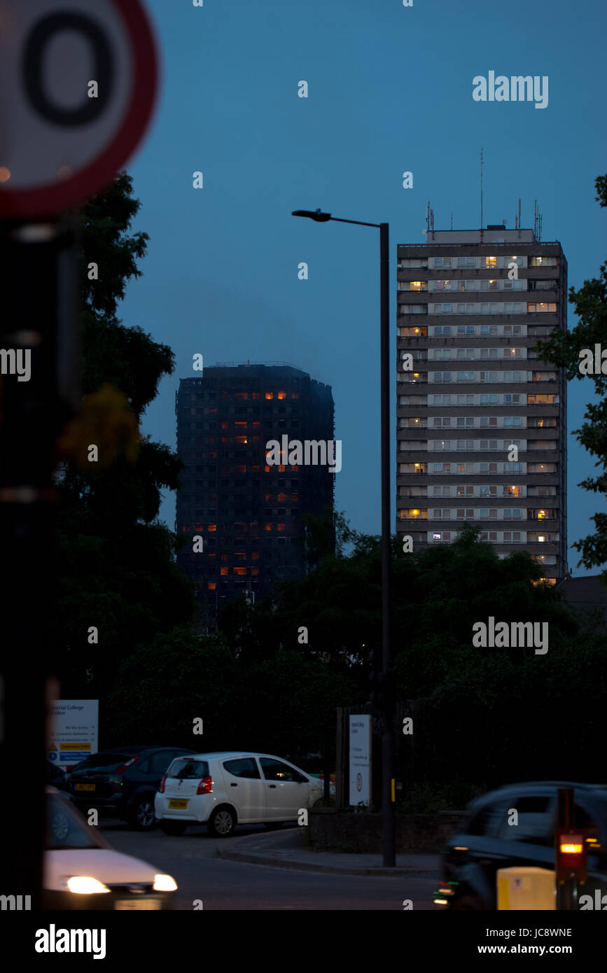 Grenfell Tower, London, UK. 14. Juni 2017. 20:42 noch in Brand Credit: Ibeep Bilder/Alamy Live News Stockfoto