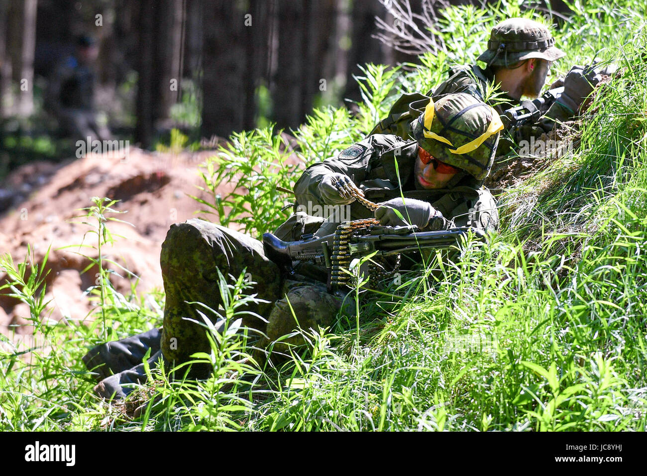 (170615)--TAPA (Estland), 15. Juni 2017 (Xinhua)--Soldaten teilnehmen an "Saber Strike 2017" Übung auf einer Militärbasis in Tapa, Estland, am 14. Juni 2017. "Saber Streik" ist eine multinationale kombinierte Kräfte-Übung, die hilft, die um Zusammenarbeit zwischen den NATO-Verbündeten und Partner-Nation mit Schwerpunkt auf Förderung der Interoperabilität und Verbesserung der gemeinsamen Einsatzfähigkeit zu erleichtern. Es fand an mehreren Standorten in Polen und den baltischen Ländern vom 28 Mai bis 24. Juni. (Xinhua/Sergei Stepanov) (Zcc) Stockfoto