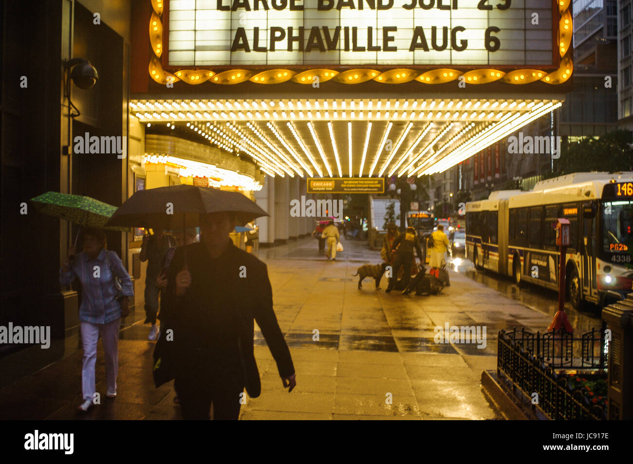 Chicago, Vereinigte Staaten von Amerika. 14. Juni 2017. Kredit-Pendler außerhalb der Chicago Theatre Hektik zu Hause in der Regen Sturm, wo alle ihren Regenschirm mit ihnen zu haben scheint: Almos Lataan/Alamy Live News Stockfoto