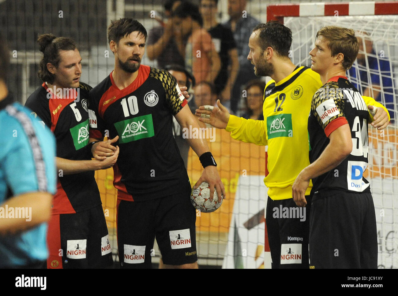 Deutschlands Spieler feiern ihren 29-26 Sieg beim Euro 2018 Qualifikation Gruppe 5 Handball Spiel zwischen Portugal und Deutschland in Gondomar, Portugal, Mittwoch, 14. Juni 2017. Die Europäische Handball-Meisterschaft Euro 2018 veranstaltet wird Kroatien vom 12. bis 28. Januar 2018. Foto: Paulo Duarte/dpa Stockfoto