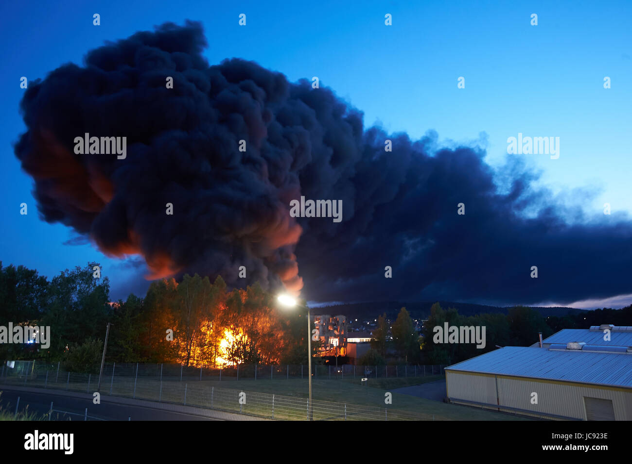 Ransbach-Baumbach, Deutschland. 15. Juni 2017. Rauch von einem Feuer in  einem Reifen-Shop in Ransbach-Baumbach, Deutschland, 15. Juni 2017. Foto:  Thomas Frey/Dpa/Alamy Live News Stockfotografie - Alamy